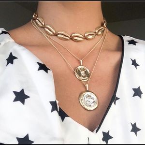 Add a cute touch to your outfit with this shoker